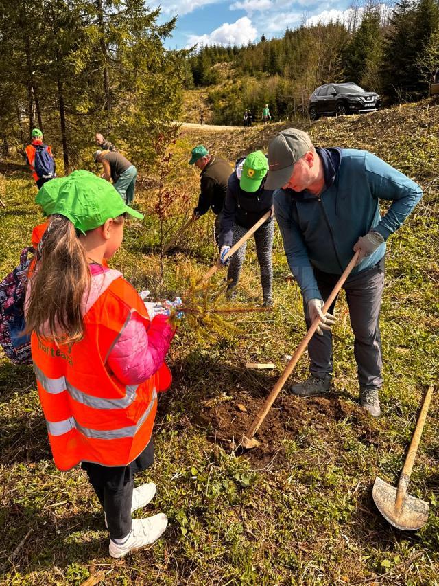 Participanții acțiunii de plantare de la Putna au avut ocazia să planteze ei înșiși puieți de molid în ghivecele pregătite și inscripționate cu numele fiecăruia