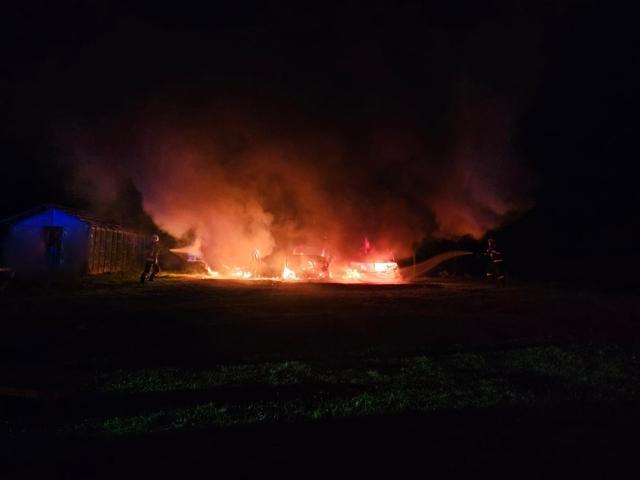 Trei mașini au ars din cauza unui foc făcut într-o livadă