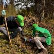 Participanții la acțiunea de plantare de la Putna au avut ocazia să planteze ei înșiși puieți de molid în ghivecele pregătite și inscripționate cu numele fiecăruia