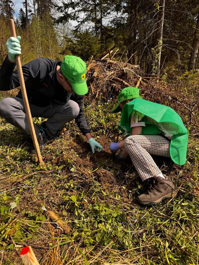 Participanții la acțiunea de plantare de la Putna au avut ocazia să planteze ei înșiși puieți de molid în ghivecele pregătite și inscripționate cu numele fiecăruia