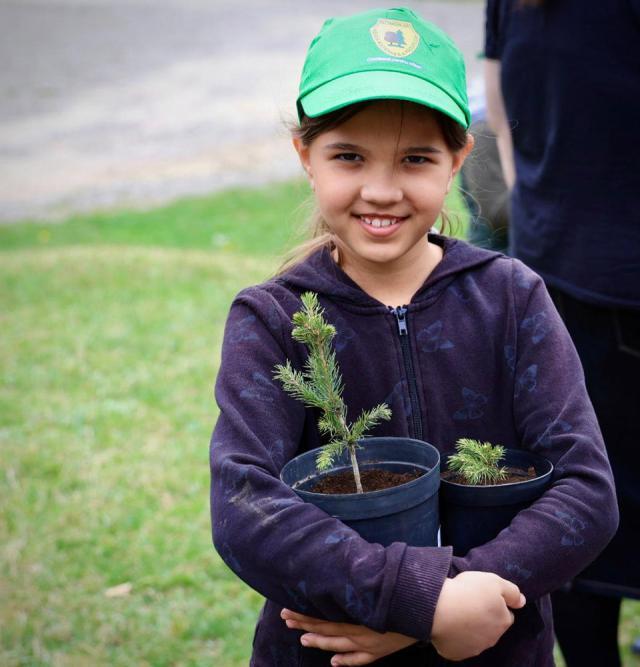 Participanții la acțiunea de plantare de la Putna au avut ocazia să planteze ei înșiși puieți de molid în ghivecele pregătite și inscripționate cu numele fiecăruia