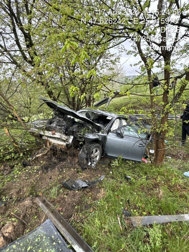 Cinci persoane, între care doi minori, au ajuns la spital după ce mașina a ajuns într-o râpă