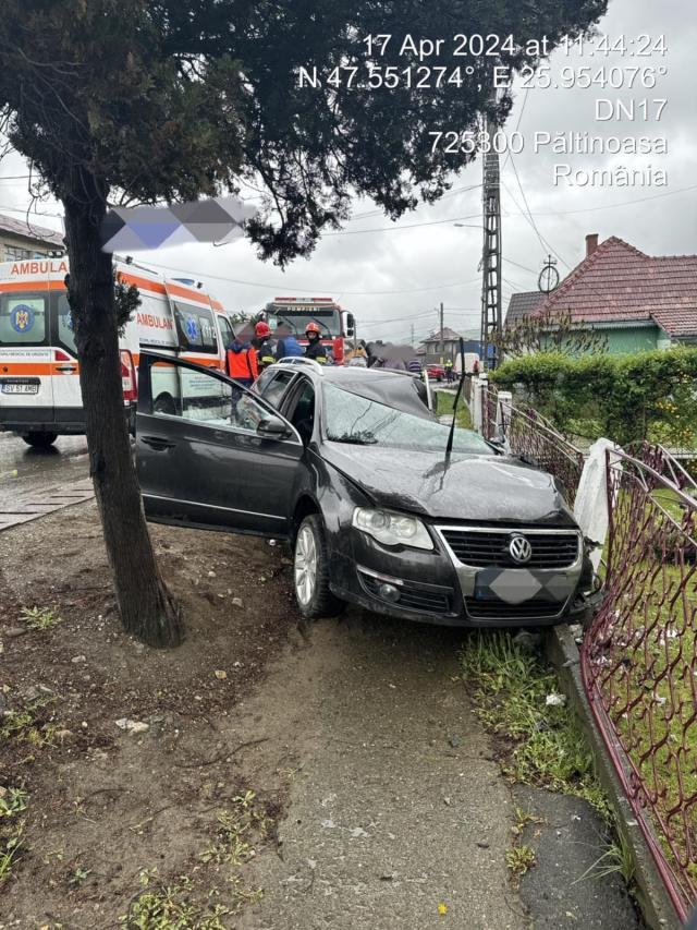 Remorca unui tir a măturat de pe șosea un autoturism pe care l-a aruncat într-un gard