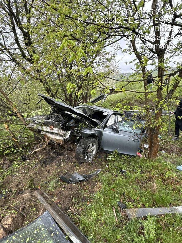 Cinci persoane, între care doi minori, au ajuns la spital după ce mașina a ajuns într-o râpă