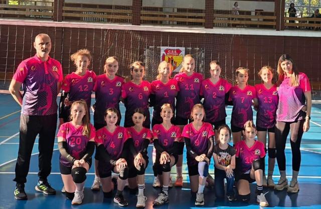 Echipa de volei fete Under 13 a ACS Kinder a avansat până la turneul semifinal