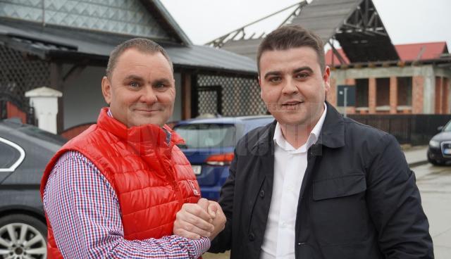 Gheorghe Șoldan alături de primarul orașului Solca, Cornel Țehaniuc