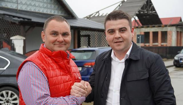Gheorghe Șoldan alături de primarul orașului Solca, Cornel Țehaniuc