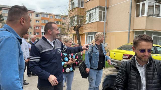 Lucian Harșovschi, la consultările în teren cu proiectantul, constructorul și oamenii din zonă, înainte de demararea lucrărilor de modernizare de pe strada Păcii