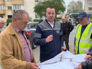 Lucian Harșovschi, la consultările în teren cu proiectantul, constructorul și oamenii din zonă, înainte de demararea lucrărilor de modernizare de pe strada Păcii