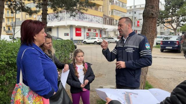 Lucian Harșovschi, la consultările în teren cu proiectantul, constructorul și oamenii din zonă, înainte de demararea lucrărilor de modernizare de pe strada Păcii