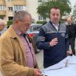 Lucian Harșovschi, la consultările în teren cu proiectantul, constructorul și oamenii din zonă, înainte de demararea lucrărilor de modernizare de pe strada Păcii