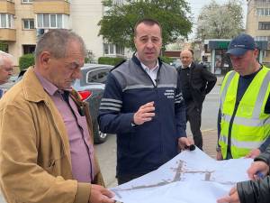 Lucian Harșovschi, la consultările în teren cu proiectantul, constructorul și oamenii din zonă, înainte de demararea lucrărilor de modernizare de pe strada Păcii