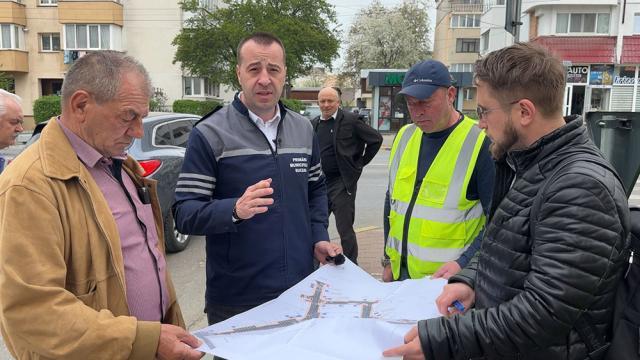 Lucian Harșovschi, la consultările în teren cu proiectantul, constructorul și oamenii din zonă, înainte de demararea lucrărilor de modernizare de pe strada Păcii