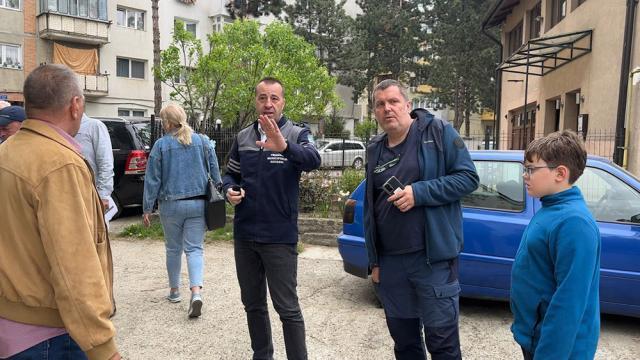 Lucian Harșovschi, la consultările în teren cu proiectantul, constructorul și oamenii din zonă, înainte de demararea lucrărilor de modernizare de pe strada Păcii