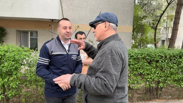 Lucian Harșovschi, la consultările în teren cu proiectantul, constructorul și oamenii din zonă, înainte de demararea lucrărilor de modernizare de pe strada Păcii