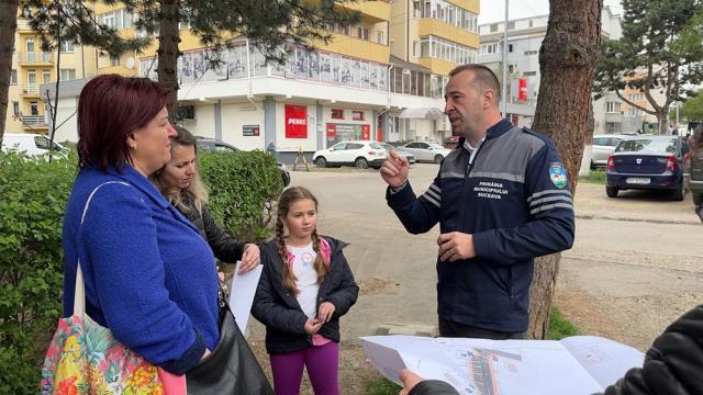 Lucian Harșovschi, la consultările în teren cu proiectantul, constructorul și oamenii din zonă, înainte de demararea lucrărilor de modernizare de pe strada Păcii