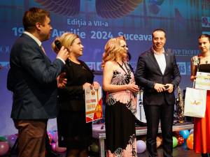 Lucian Harșovschi avut onoarea de a înmâna marele trofeu al festivalului Voci de îngeri câștigătoarei acestei ediții, Sara Francesca Bumb 1