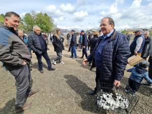 Gheorghe Flutur s-a decis să cumpere o pereche de iepuri din rasa Rex Dalmațian (de la târgul organizat la Ferma Ițcani (2)