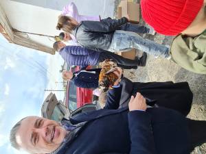 Deputatul Ioan Bălan a luat o pereche de găinușe moțate, de talie mică 2