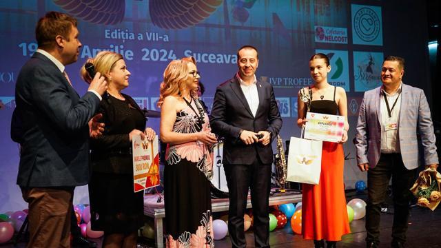 Lucian Harșovschi avut onoarea de a înmâna marele trofeu al festivalului Voci de îngeri câștigătoarei acestei ediții, Sara Francesca Bumb