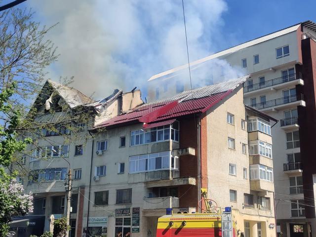 Panică și oameni evacuați după un incendiu la un bloc din Rădăuți