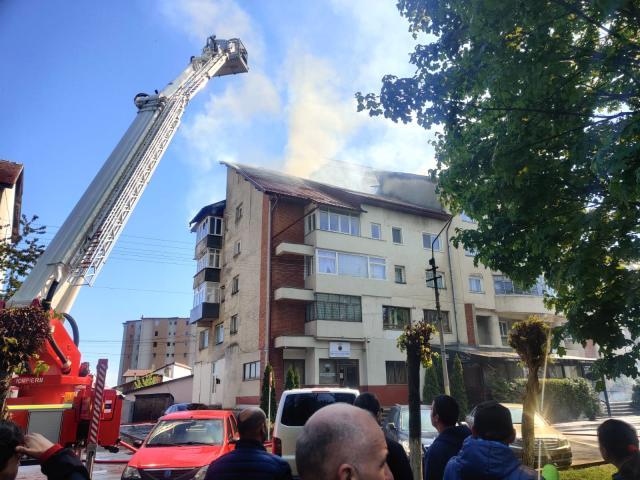 Panică și oameni evacuați după un incendiu la un bloc din Rădăuți