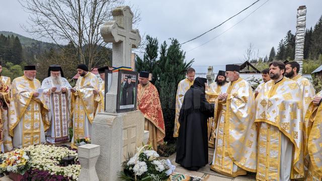 Liturghie arhierească, pricesne și bucurii duhovnicești, la hramul Mănăstirii Voroneț