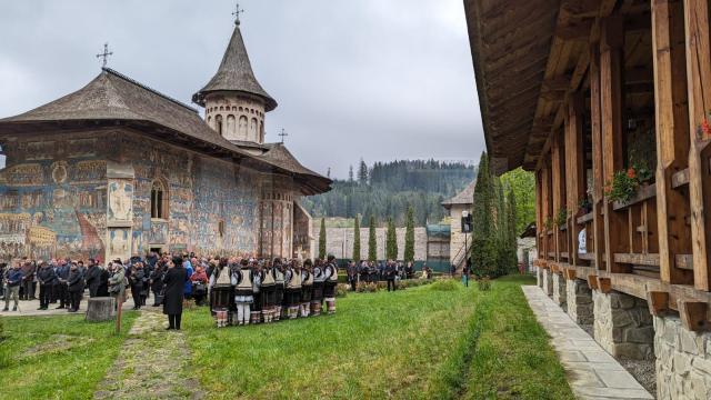 Liturghie arhierească, pricesne și bucurii duhovnicești, la hramul Mănăstirii Voroneț