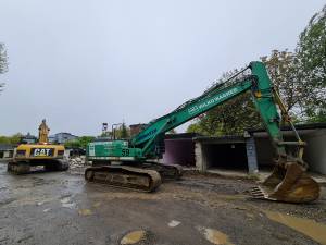 Operațiunea de demolare a garajelor de pe strada Ștefan Tomșa, din spatele Primăriei Suceava, a început în forță