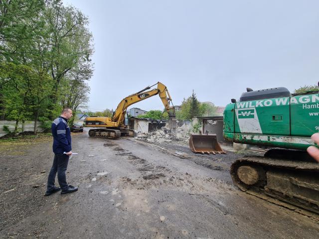 Operațiunea de demolare a garajelor de pe strada Ștefan Tomșa, din spatele Primăriei Suceava, a început în forță