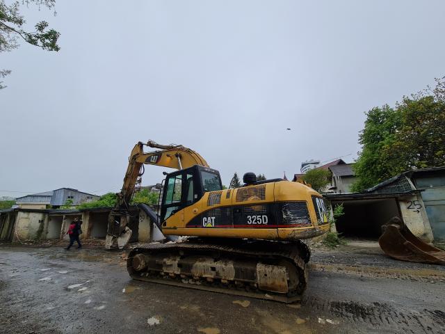 Operațiunea de demolare a garajelor de pe strada Ștefan Tomșa, din spatele Primăriei Suceava, a început în forță