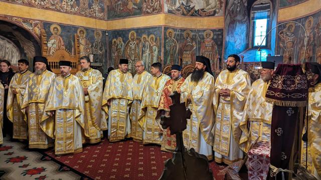 Liturghie arhierească, pricesne și bucurii duhovnicești, la hramul Mănăstirii Voroneț