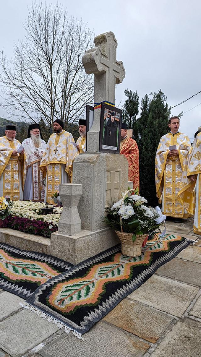 Liturghie arhierească, pricesne și bucurii duhovnicești, la hramul Mănăstirii Voroneț