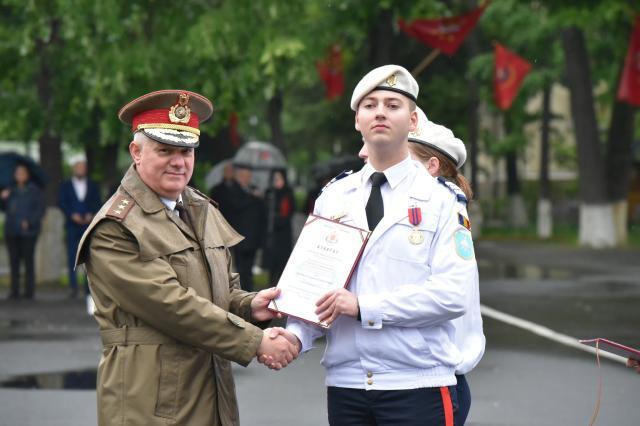 Cosmin Vișovan, primind distincția. Foto: Costel Pătrașcu