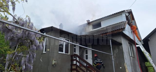 Casă afectată grav de un incendiu izbucnit la acoperiș