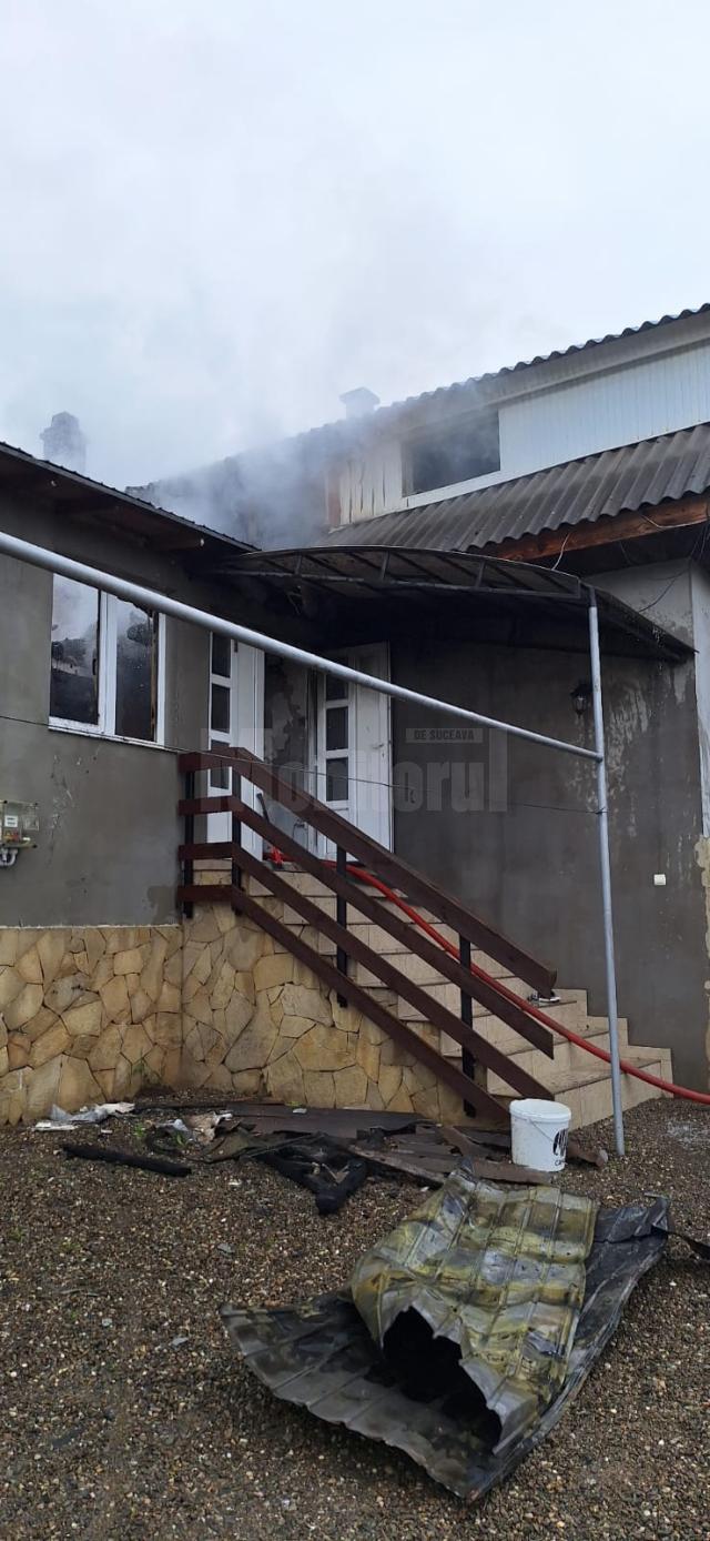 Casă afectată grav de un incendiu izbucnit la acoperiș