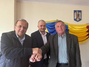 Gheorghe Flutur alături de primarul și viceprimarul din comuna Izvoarele Sucevei