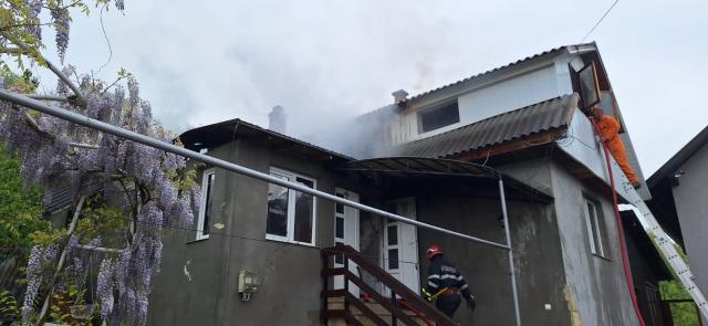 Casă afectată grav de un incendiu izbucnit la acoperiș