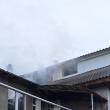 Casă afectată grav de un incendiu izbucnit la acoperiș