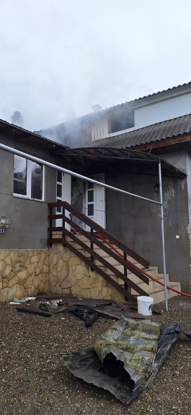 Casă afectată grav de un incendiu izbucnit la acoperiș