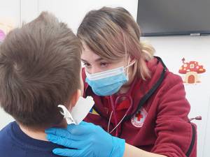 Peste 800 de oameni au beneficiat de peste 2700 de consultații și analize gratuite acordate de medicii de la Crucea Roșie în Suceava și în Coșna