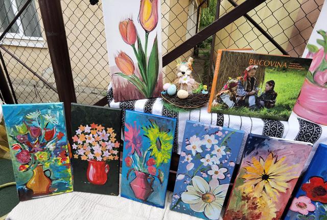 Expoziție cu vânzare de icoane/tablouri și pictură pe sticlă în curtea Grădiniței Obcini
