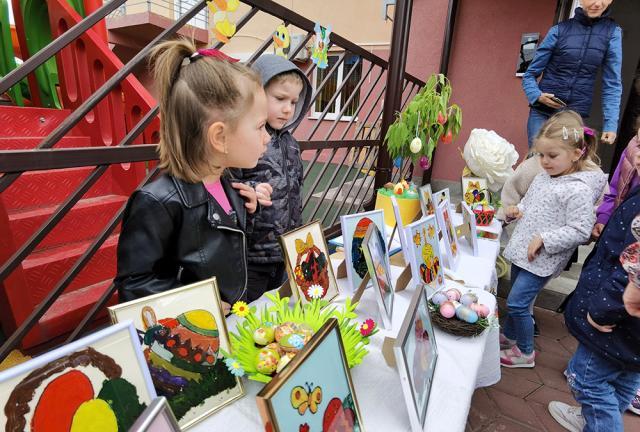Expoziție cu vânzare de icoane/tablouri și pictură pe sticlă în curtea Grădiniței Obcini