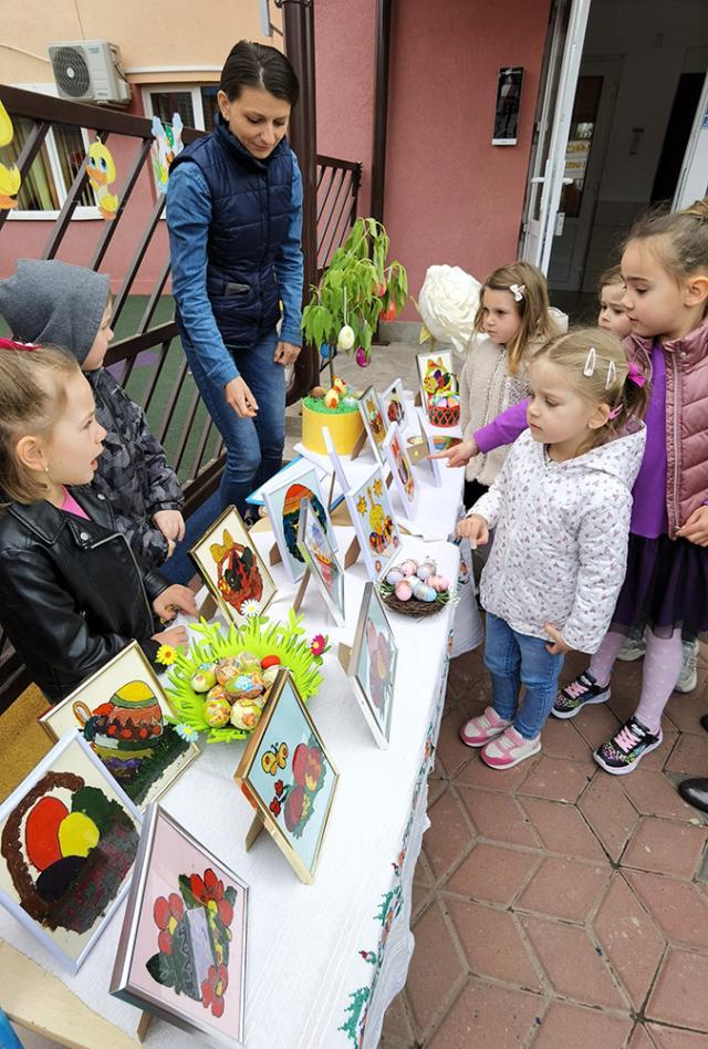 Expoziție cu vânzare de icoane/tablouri și pictură pe sticlă în curtea Grădiniței Obcini