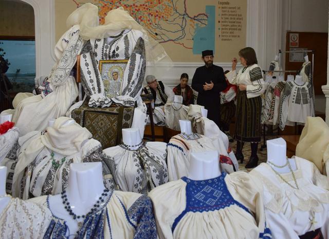 „Costumul popular românesc, tezaur inestimabil de creativitate și personalitate umană”, la Muzeul Apelor „Mihai Băcescu” din Fălticeni