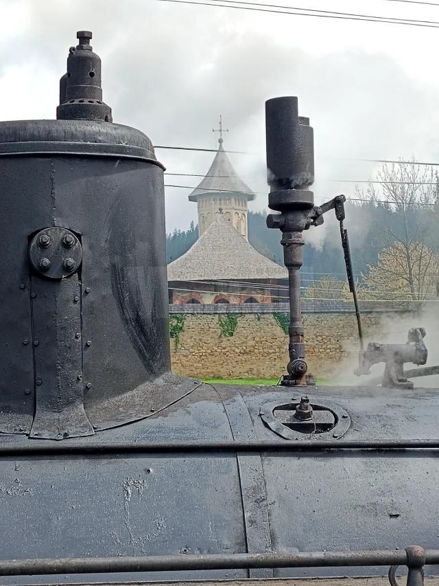 Mocanita Hutulca a ajuns in gara Vatra Moldovitei de langa Manastirea Moldovita