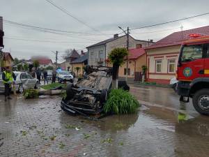 O șoferiță grăbită s-a răsturnat cu mașina pe o stradă din Rădăuți