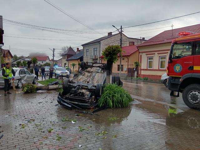 O șoferiță grăbită s-a răsturnat cu mașina pe o stradă din Rădăuți