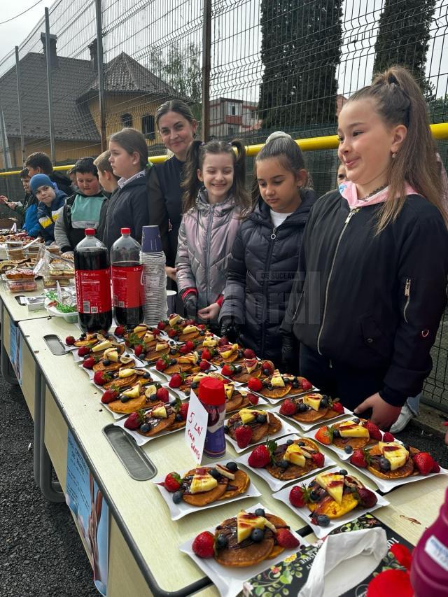 Târg de Paște, în scop caritabil, la Școala Gimnazială Nr. 1 Gura Humorului