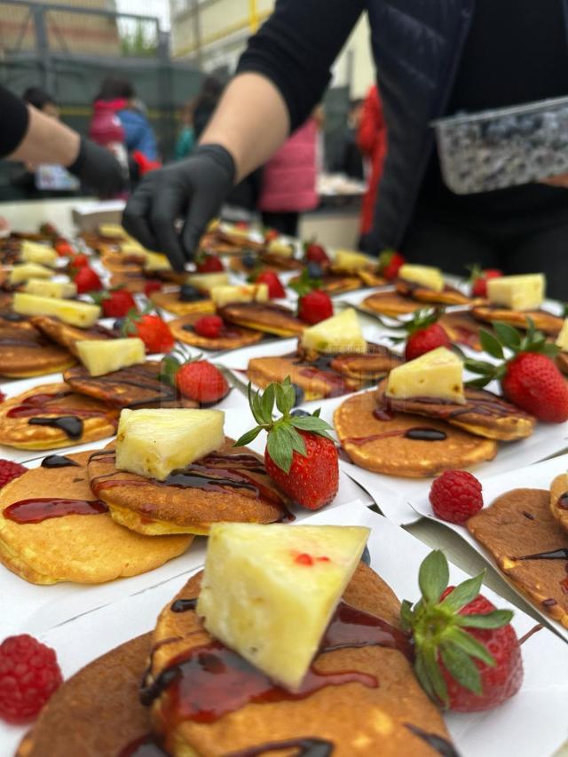 Târg de Paște, în scop caritabil, la Școala Gimnazială Nr. 1 Gura Humorului